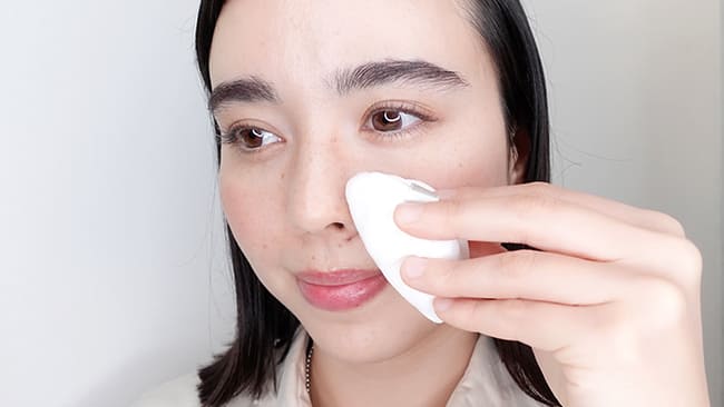 Point3.細かいところはパフを折りたたみ軽く押さえるようにして密着させる