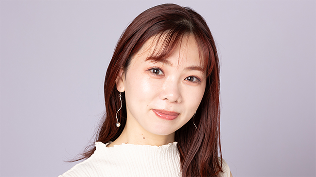 目もとの透明感と丸く入れたチークでピュア感も！ モデルメイクイメージ
