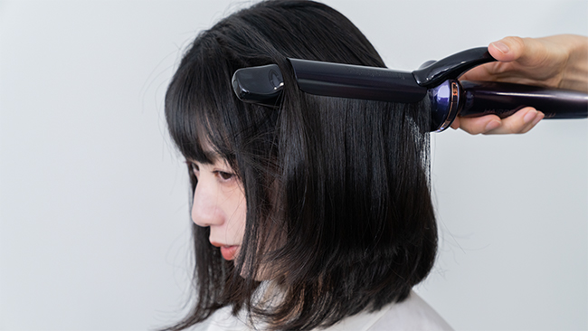 ●POINT1 まずは髪全体にヘアビューロンを滑らせる