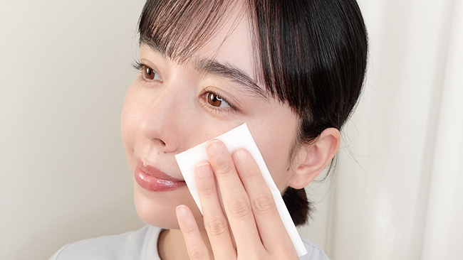 ●Step① 余分な皮脂をティッシュでオフする