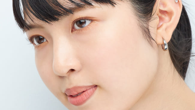 ベージュ系のチークでふんわりした血色感を演出 モデルメイクイメージ