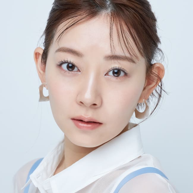 目もとのブルー×ピンクチーク×ブラウンリップでピュアに モデルメイクイメージ