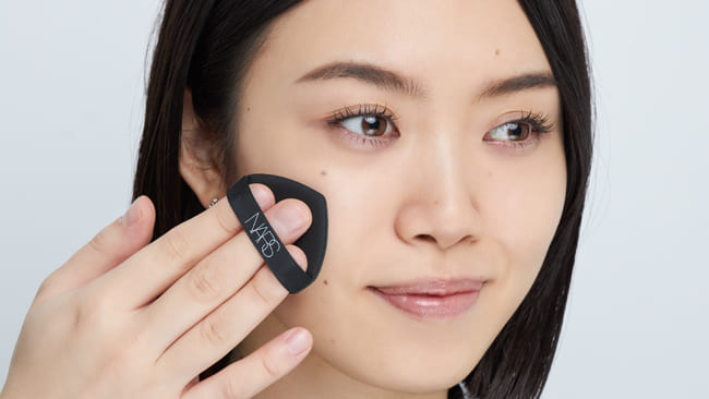 ベースはツヤを生かした仕上がりに モデルメイクイメージ