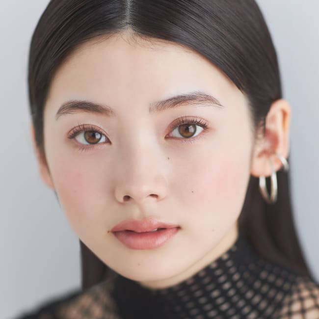 目もとの透明感と丸く入れたチークでピュア感も！ モデルメイクイメージ