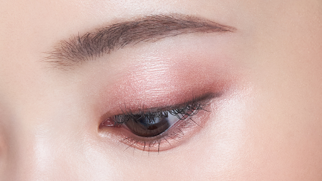＜クレ・ド・ポー ボーテ/clé de peau BEAUTÉ＞アイメイクはピンク系×オレンジ系を合わせてやさしげな表情に