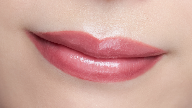 ＜クレ・ド・ポー ボーテ/clé de peau BEAUTÉ＞リップは中央に艶めきカラーを重ねづけしてぷっくり唇に！