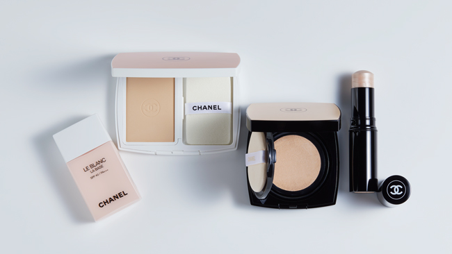 ブランド図鑑】CHANEL/シャネル 人気コスメとスモーキーカラーを ブランド図鑑】CHANEL/シャネル 人気コスメとスモーキーカラーを