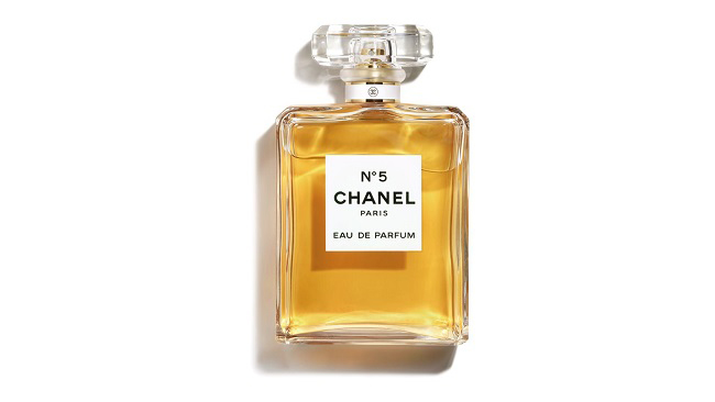 ブランド図鑑】CHANEL/シャネル 人気コスメとスモーキーカラーを ブランド図鑑】CHANEL/シャネル 人気コスメとスモーキーカラーを