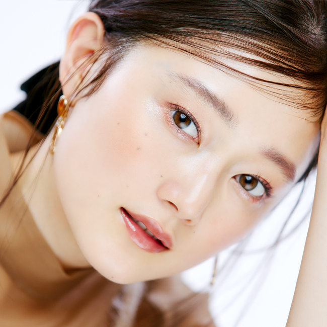【LOOK2】暖色系アイシャドウは下まぶたのハイライトをポイントに！