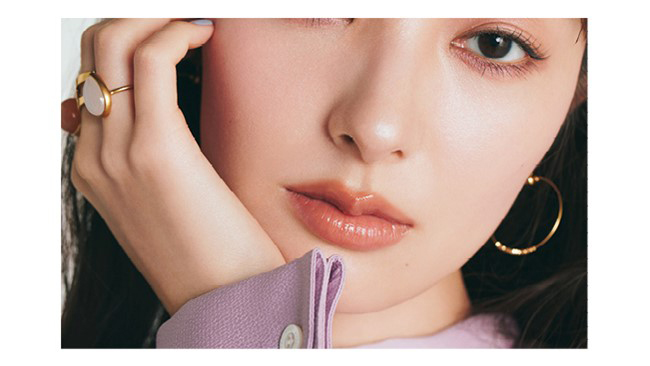 ◆ step3＿LIP&NAIL メイク全体のバランスを中和。ブラウンのツヤリップとくすみブルーのネイル