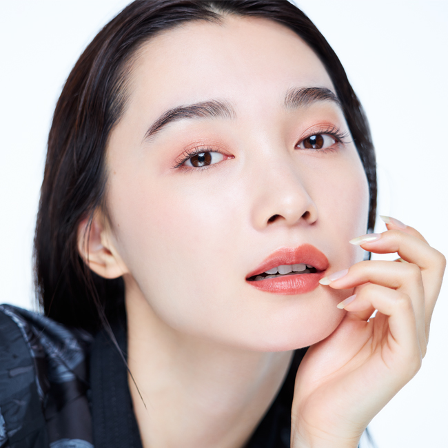 ◆リップが主役の透明感を生かした＜NARS＞ツヤメイク。凛とした女性をイメージ